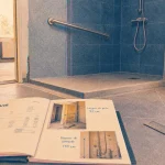 Aide MDPH aménagement logement : salle de bain adaptée pour handicap, douche à l’italienne et barres d’appui