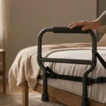 Matériel médical pour se lever du lit : barre d’appui près du matelas