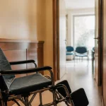 Fauteuil roulant de transfert pliable, léger et sûr, dans un couloir