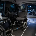 Fauteuil roulant voiture PMR dans le coffre avec rampe et sangles