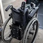 Minotor fauteuil roulant : motorisation amovible sur fauteuil plié, mode manuel conservé
