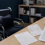 Prise en charge fauteuil roulant : prescription, devis, CPAM sur table