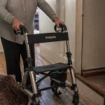 Déambulateur rollglide ergonomique avis : couloir intérieur et roue